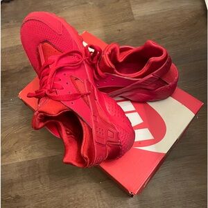 Nike huaraches Red size 6y/5w lightly worn